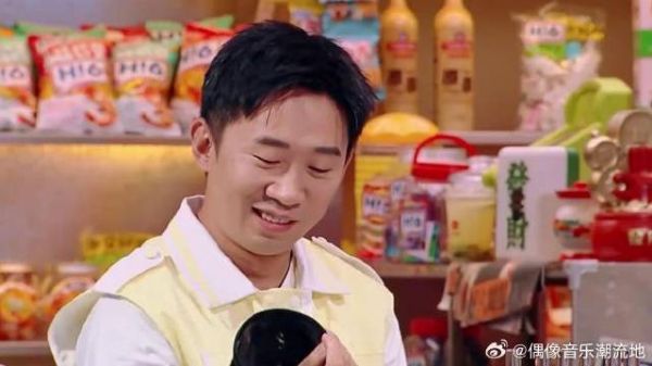杨迪乐在其中，拿假发玩起来了，笑不活了！