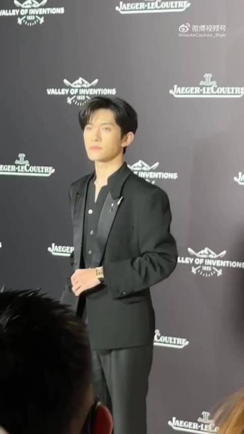 易烊千玺黑西装出席积家展览，高级氛围感满满