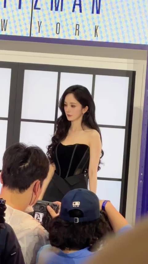 所有人感受杨幂暴击屏幕的美