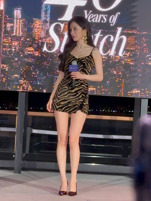 杨幂亮相SW传奇之夜，换上豹纹短裙搭配红色高跟鞋的她，大方秀出美腿