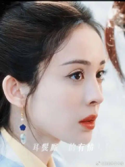 荡秋千的是“来者不善”，嘴角飞上天的是谁我不说