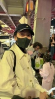 高圆圆纽约机场独自扛行李，身背肩包拖大箱袋