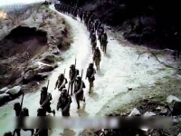 行军至山谷，突然冒出一股浓烟，日寇被吓得 落荒而逃
