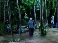 漂亮女孩举手说要上厕所，暗地里却偷偷摸摸 给小鬼子传递情报，结局意想不到