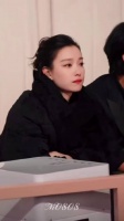 倪妮疑似弱势反击，工作室发了踩井盖的拍摄图