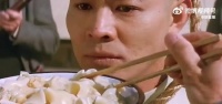 “男人在吃断头饭时，突然发现里面竟然藏着一把小刀…… ”