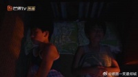 男孩痴迷看电视被邻居劝阻，结果高情商回复，让人哭笑不得
