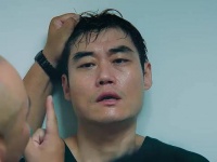 女人惊恐的发现失踪的邻居妻子竟藏在自己家中…..