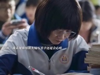 白化病学生齐时用放大镜学习仍考第一