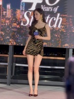 杨幂亮相SW传奇之夜，换上豹纹短裙搭配红色高跟鞋的她，大方秀出美腿