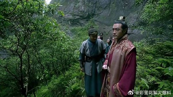 誉王的手下想见梅长苏，飞流一只手便把他举起来