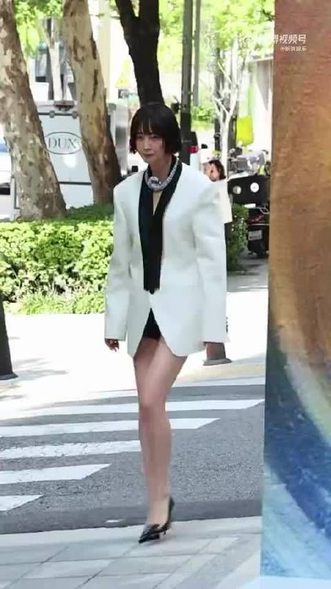 李奈映亮相活动，白西装配珠宝，47岁状态身材在线，气场好绝