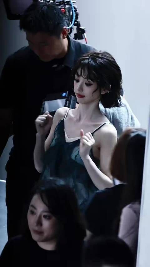 请感受此女的时尚表现力
