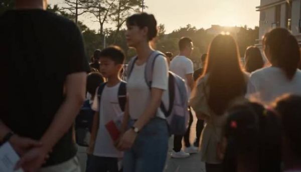 校门口的显眼包belike