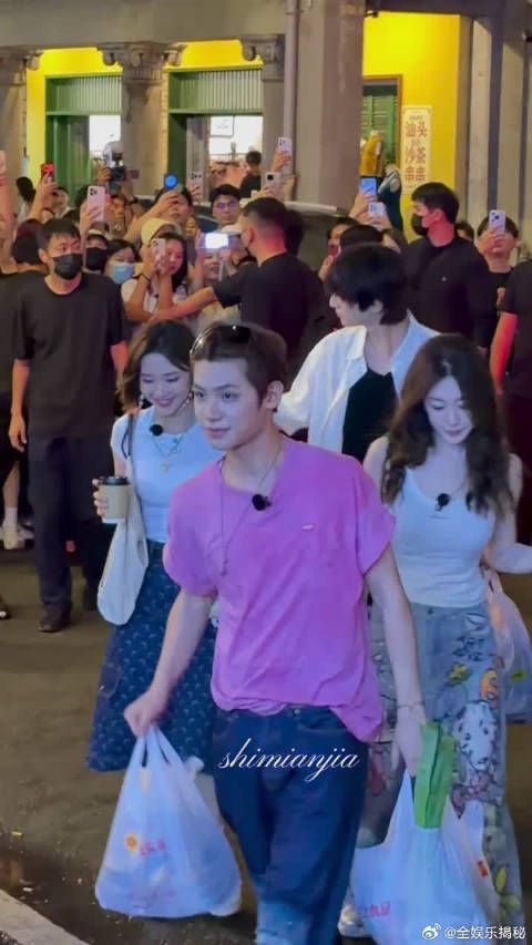好期待正片！黄明昊带着唐艺昕李小冉买菜，坐等看大家大展厨艺