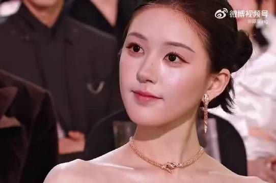 “镜头转到陈妍希42岁我真的，她吃防腐剂了 还有鞠婧祎让我眼前一亮啊”
