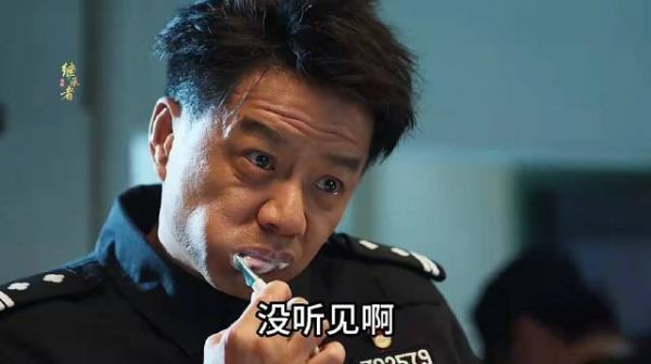 男人想法设法阻止打呼噜，怎料任何招数都毫无效果！藏锋