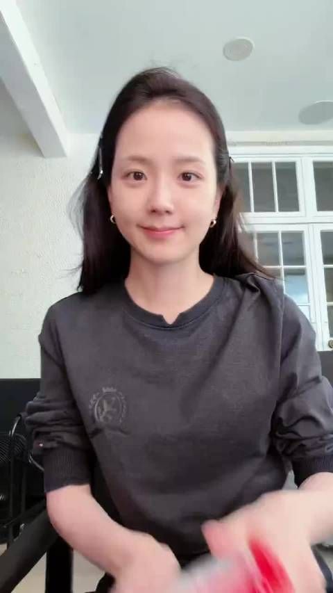 JISOO最近更新很勤快，有自己的宣发节奏