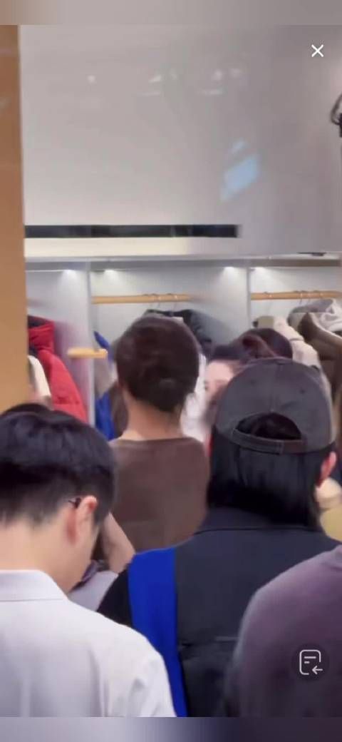 李沁南京线下活动脸好白头好小一看就与众不同