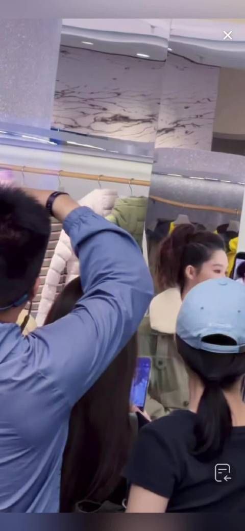 李沁南京活动拍照不张扬的温婉笑意,眼波流转,清冷感中藏着恰到好处的甜