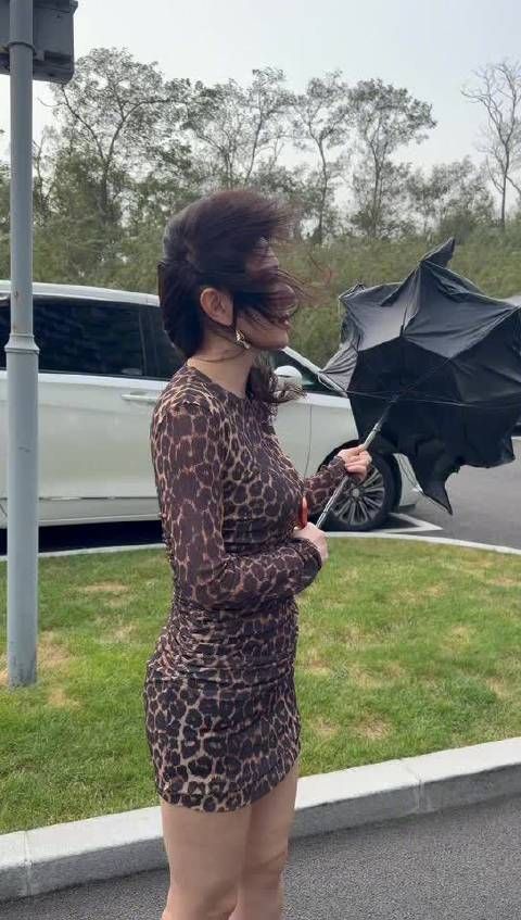 太懂网友的调侃了，这波大风实测直接盖章认证，黄奕的头发百分百真发无疑
