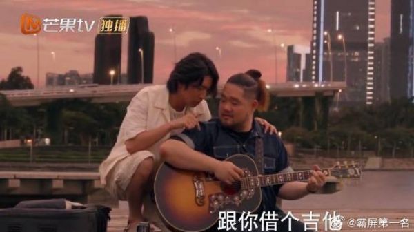 小麦说想唱歌，君乐借吉他弹唱，灯塔下的温柔瞬间