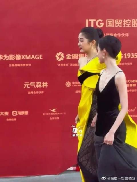 关晓彤陈都灵走红毯，一个礼裙夸张一个简洁