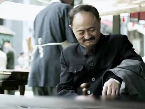 老先生点九个馍分三碗，三种吃法让特务看懵