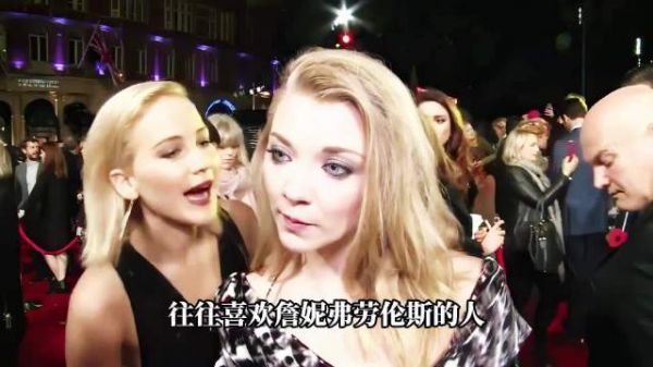安妮海瑟薇挺孕肚出席纽约宝格丽活动