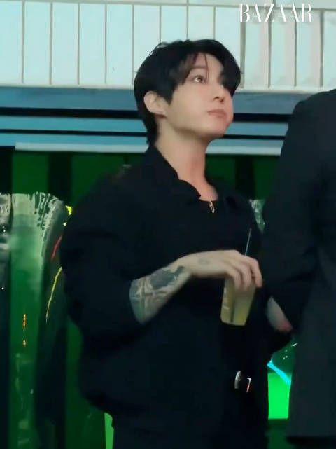 260910 圣水Spotify House活动 柾国相关 小宝嚼嚼嚼 大眼睛完全是OJO小鲨鱼