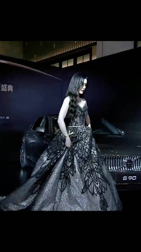 孟子义这妥妥的小说明艳大女主，光打下来的时候感觉头发丝都是美的