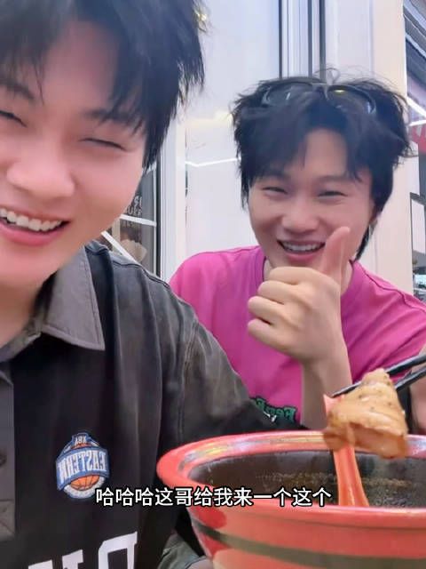 这段太可爱了 “We are twins” “他是弟弟 ” 又是一些专属于双胞胎的小游戏