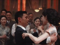 她是周旋乱世的荆棘玫瑰，他是心甘情愿尾随其后的忠犬小狗