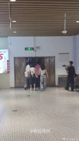 黄明昊带队买菜，唐艺昕李小冉赖伟明同行