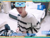 邓为睡前与摄像机道晚安，约定明天见