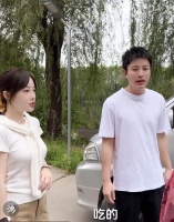 李小璐贾乃亮合体做公益，一家三口幸福同框，评论区复合呼声高