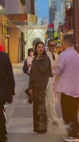 高圆圆纽约街头被偶遇，简约穿搭气场强