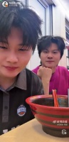双胞胎高月问店员我们像不像，店员反应懵了