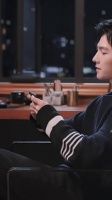 杨洋老干部看手机名场面