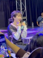 一屁股坐下來就開始加碼屁屁舞表演ㅜㅜ ㅋㅋㅋ 可愛死我了 diniiii88