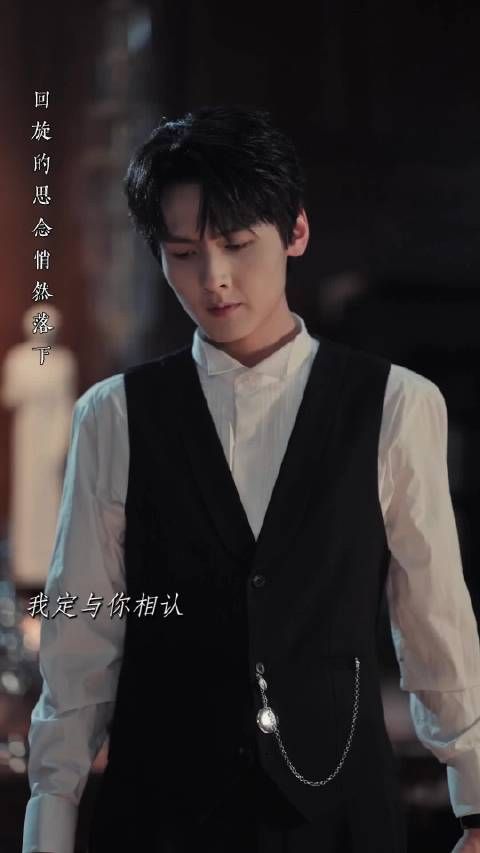 江怜偷阅旧档案，险被沈京寒撞见