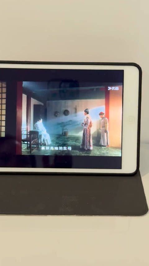 甄嬛前往冷宫见华妃，华妃依旧一身傲骨，不肯相信皇上对自己全无真心