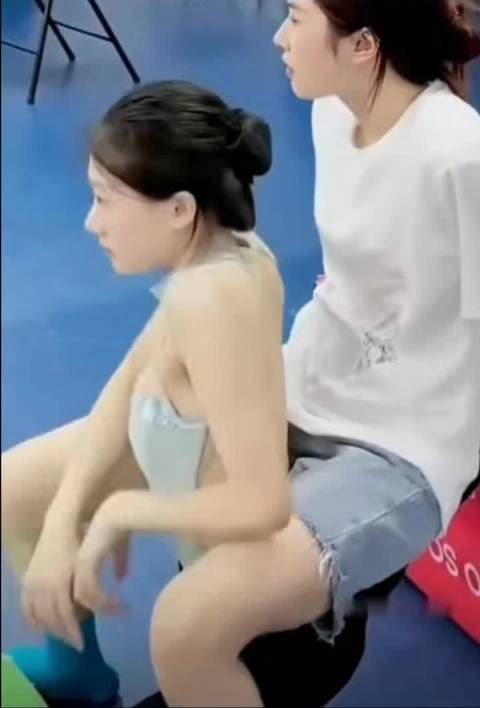 给女生开腰，看见这幕差点就看走眼了 这波操作都看傻了吧