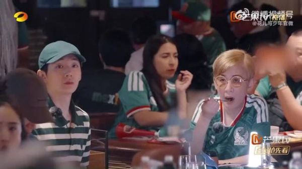 花少团观战墨西哥赛场齐声高歌