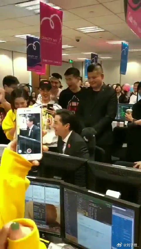 胡歌变身客服打电话，还给对方唱了仙剑《逍遥叹》