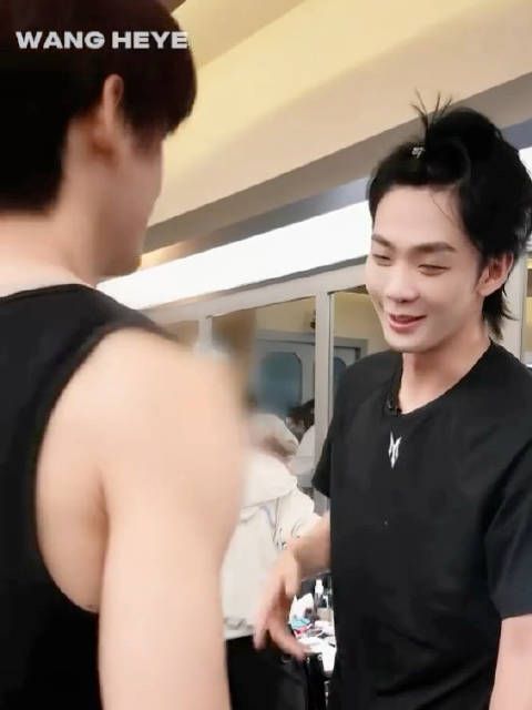 王赫野姚琛你俩也是真的熟了，又是做水印又是送礼物，两位友谊长存