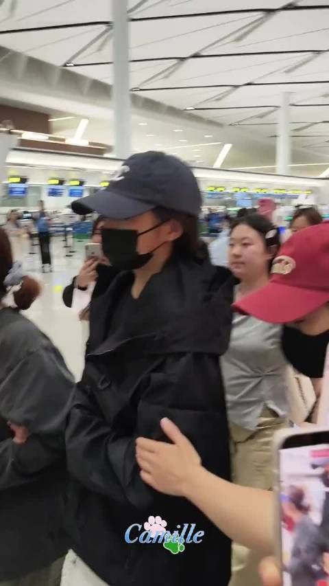 关晓彤机场鞋子被踩掉，软萌萌停一下继续走