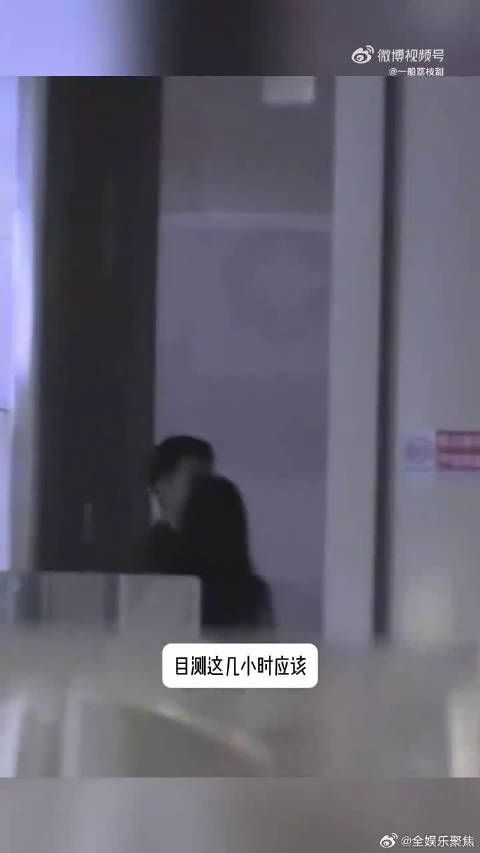 闲暇时刻相约散步，两个人边走边唠，氛围感拉满