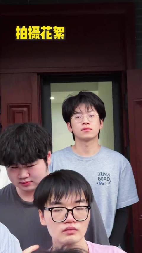 后面乱成粥了，@北京WB暖阳 还在前面乖乖的比心摇啊摇