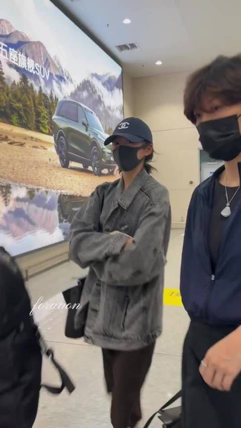关晓彤鞋子被踩仍耐心回应粉丝